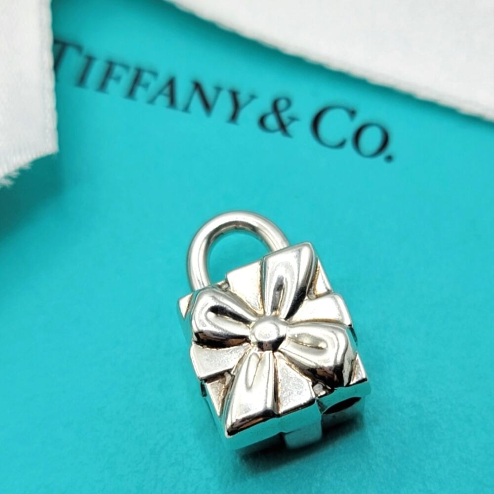 Tiffany & Co. Sterling Silver 925 GiftBox Present Bow Padlock Pendant Charm 14gr